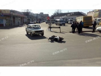 Водитель ВАЗа наплевал на правила и едва не убил скутериста (видео)