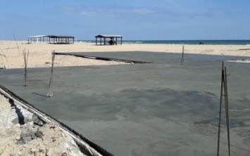 В Затоке забетонировали часть пляжа (ФОТО)