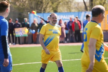 Павелко и Протасов сыграли в футбол со школьниками на новом стадионе в Магдалиновке
