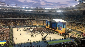 На одной сцене и на коленях: как прошли дебаты на Олимпийском