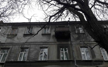 Жители Одессы просят убрать дерево в аварийном состоянии (ФОТО)