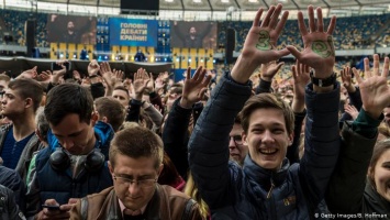 Стадион на двоих: как сторонники Порошенко и Зеленского смотрели дебаты на "Олимпийском"
