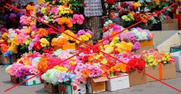 В Сумах собирают подписи за запрет продажи искусственных цветов