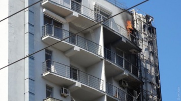 В Одессе эвакуировали ТЦ из-за сильного пожара в ближайшем доме. Видео, фото