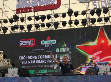 Red Bull Racing проводит демо-заезды в Ханое