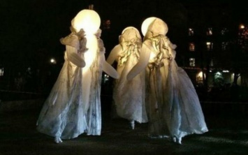 Курьезы: На площади Маяковского бродили привидения (ФОТО, ВИДЕО)