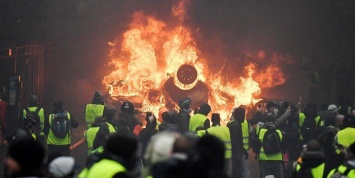 Протестующие в Париже начали жечь машины