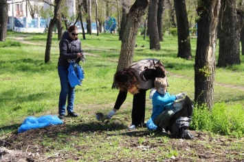 Эко-марафон в Приднепровске: более 100 человек убирали городской парк