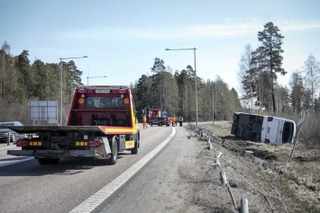 В Швеции в ДТП перевернулся пассажирский автобус, есть пострадавшие. Фото