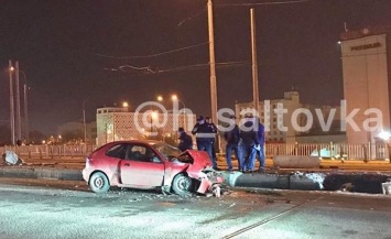 Страшная авария на мосту в Харькове: машины сильно разбиты, есть погибший (фото)