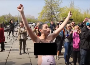 Появилось видео, как беременная активистка Femen оголилась перед избирательным участком в Киеве