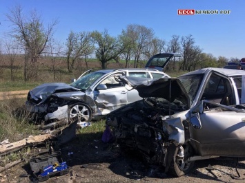 На трассе Кропивницкий - Кривой Рог - Запорожье столкнулись 2 автомобиля, пострадало 5 человек, спасатели смывали масло с асфальта (фото)