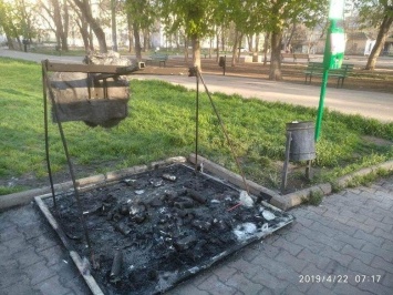 В Одессе неизвестные "расправились" с экспериментальными урнами, - ФОТО