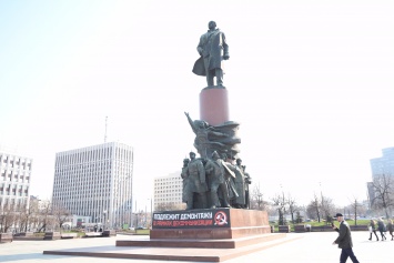 В Москве и Екатеринбурге активисты требуют снести памятники Ленину