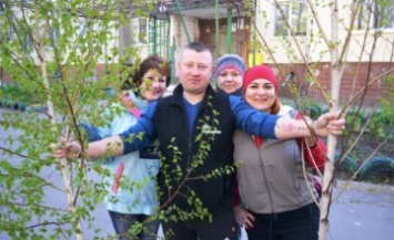 Продолжаем озеленять: в 95 дворах ж/м Тополь высадили молодые деревья в День окружающей среды