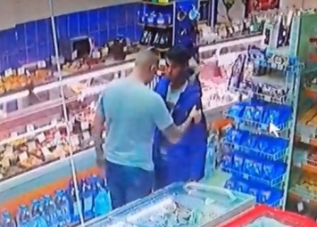 На Бабурке в магазине охранник избил покупателя (ВИДЕО)