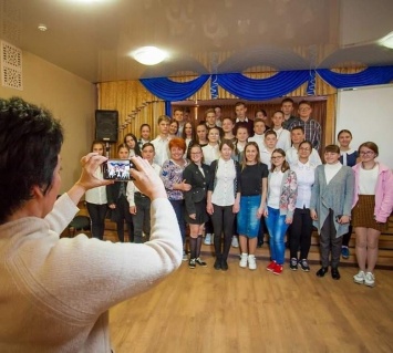 Певица Alyosha встретилась с воспитанниками запорожской школы-интерната, - ФОТОРЕПОРТАЖ