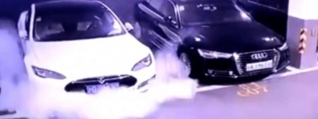 Tesla Model S взоравалась на парковке в Шанхае: компания расследует инцидент