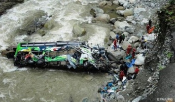 В Боливии автобус сорвался в пропасть, 11 пассажиров погибли