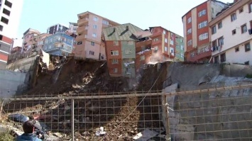 Появилось видео, как в Стамбуле обрушился четырехэтажный жилой дом