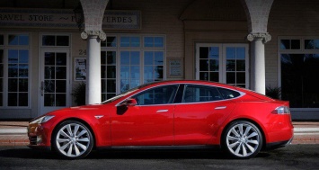 Tesla Model S сгорела прямо на парковке: компания дала первые комментарии
