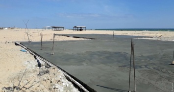 Залили все бетоном: на любимом курорте днепрян захватили пляжи (Фото)