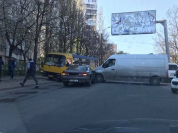 Пробки и тянучки: за утро в Одессе произошло три ДТП
