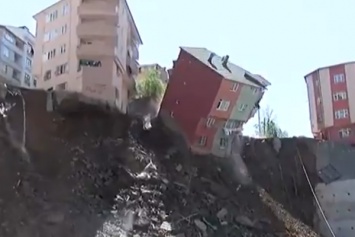 В Стамбуле в провал рухнула жилая многоэтажка. Жуткое видео