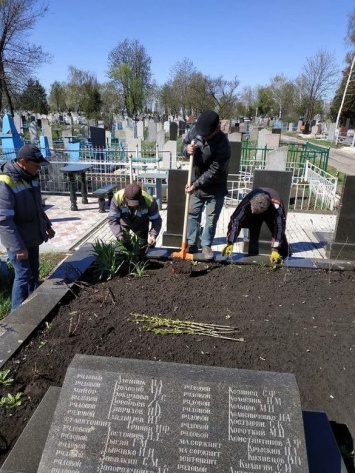Коммунальщики убирают к Пасхе городские кладбища Покровска
