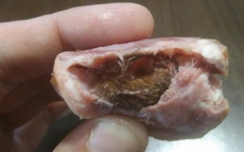 Фотофакт: Запорожец обнаружил в колбасе кусок шкуры с шерстью