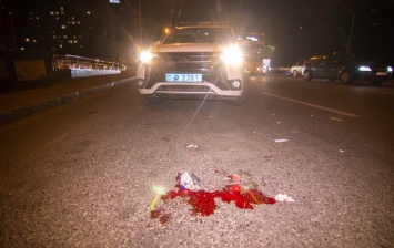 В Киеве авто влетело в остановку: появилось видео