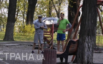 Под охраной и с личным тренером. Зеленский занимается спортом в парке под Верховной Радой