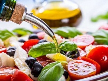 Эксперимент показал, что переход на средиземноморскую диету снижает тягу к перееданию