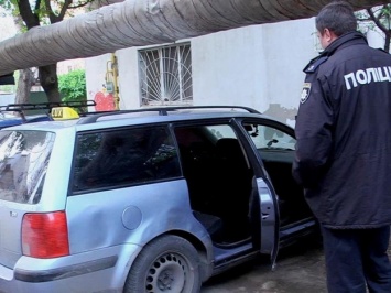 На Фонтане двое мужчин угнали автомобиль: один из преступников все еще разгуливает по Одессе