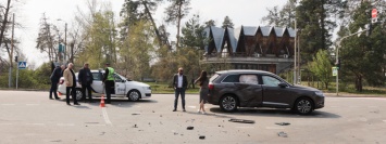 Под Киевом Mercedes протаранил два автомобиля и влетел в заправку: пострадал ребенок
