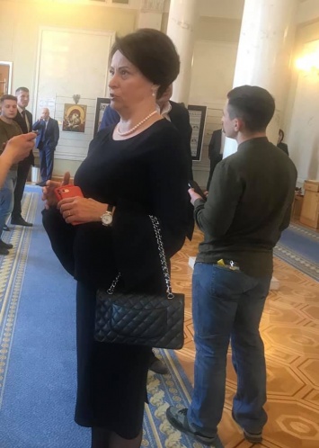 Нардеп Нина Южанина пришла в Раду с сумочкой Chanel стоимостью почти 4 тысячи евро