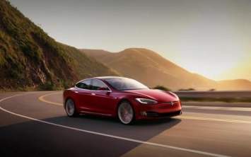Можно отдыхать всю дорогу: Tesla показала работу своего автопилота в реальных условиях