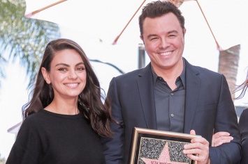 Мила Кунис поддержала Сета Макфарлейна на вручении именной звезды на голливудской "Аллее славы"