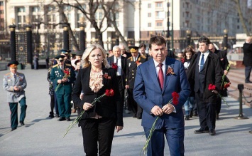 Мемориальная акция в Александровском cаду Кремля объединила два знаковых события в истории Крыма