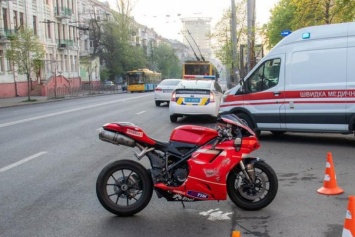 ДТП в Киеве: Skoda зацепила мотоцикл и унесла его на встречку