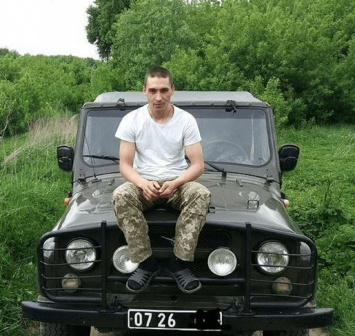 Стоя на коленях, в слезах и благодарностью под Кривым Рогом похоронили 20-летнего сына Украины (Фото/Видео)