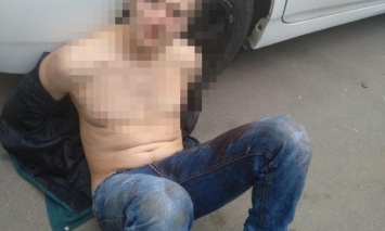 В Одессе мужчина ограбил женщину, выпрыгнул из окна и пытался съесть деньги