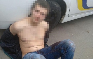 В Одессе мужчина ограбил женщину, а при задержании пытался съесть деньги