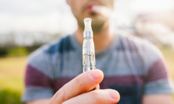 СМИ рассказали, почему электронные сигареты содержат никотин