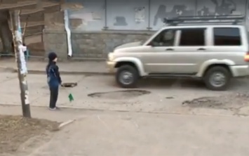 Милота: мальчик с лопаткой помогает дорожникам
