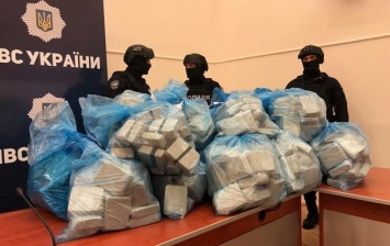 Полиция принесла на брифинг 300 кг героина
