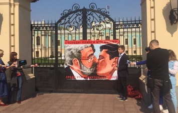 Гончаренко повесил плакат с поцелуем Зеленского и Коломойского на входе в Мариинский дворец