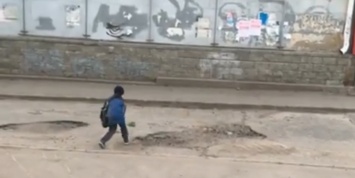 Власти Омска поблагодарили ребенка за "ремонт" дороги с помощью детской лопатки и песка