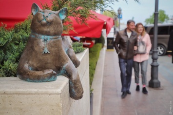 Одесситка с французским характером: на Екатерининской появилась еще одна кошачья скульптура