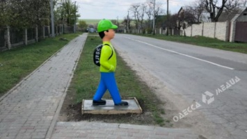 В селе под Одессой скульптуры пластмассовых школьников призывают быть осторожными автомобилистов